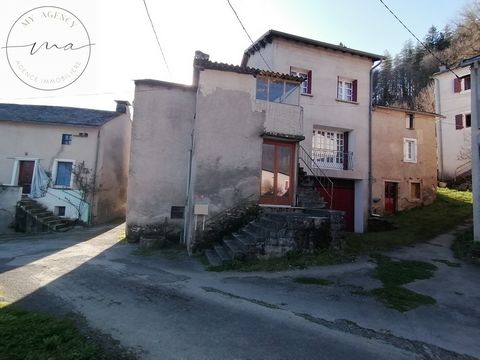 Village house on Viane. In the basement a first cellar of about 35 m2 and another of 7 m2. On the first floor, living room / kitchen of about 34 m2, a bathroom with toilet. On the second floor, a large bedroom that can be divided into two of 28 m2, a...