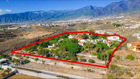 Finca Eridanos, in the municipality of Candelaria, stands out among the arid landscape characteristic of the area as an orchard full of varied vegetation, fruit trees (organic agriculture) and endemic species. It is a residential complex of ten build...