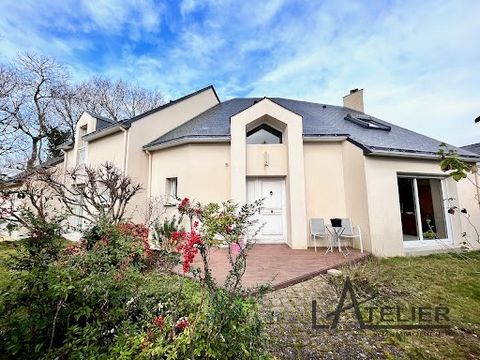 Nestled in a quiet cul-de-sac in Sautron, west of Nantes, this elegant family residence offers a generous and modern living space, perfect for settling in with your family and welcoming your loved ones. You will be seduced by the warm and welcoming a...