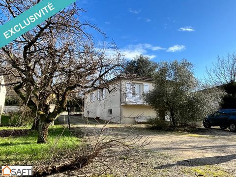 Located in the charming town of Cognac (16100), this family property benefits from a privileged location. Cognac is renowned for its historical heritage, its eaux-de-vie, and its warm atmosphere. Amenities such as shops, schools and public transport ...