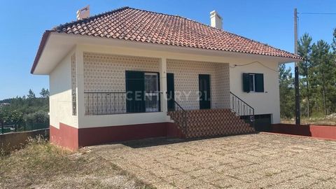 House consisting of a ready to move in floor, basement and attic, with an implantation area of 120m2 and a gross construction area of 225m2. House ready to live in, consisting of 4 bedrooms, a kitchen with fireplace, a living room and two bathrooms. ...