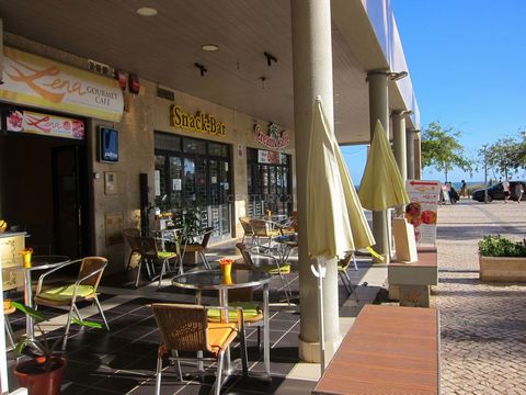 Shop: Croissanteria in operation Praia da Rocha is a popular tourist destination in Portugal, so a strategic location with visibility and easy access is important. for a Business, everything this property has!! Commercial space with license for Resta...