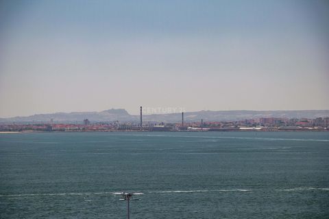 **Fantástico T1 no coração de Alfama com vista Rio** Numa das ruas mais atrativas  e no coração de Alfama, encontramos este magnifico T1 com vista rio. É um 2º andar sem elevador. Em 2015 foi alvo de remodelação. É composto por 1 quarto, Cozinha  que...