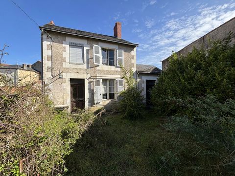 Well positioned period town house in Montmorillon to renovate. House is in good older condition needing general updating. It has the benefit of central heating and slate roof plus mains drains. It has a large open plan lounge dining room, kitchen and...