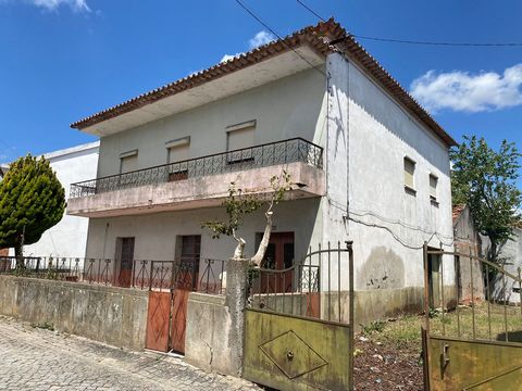 House with an implantation area of 100m2 and gross construction area of 200m2. 6 bedrooms, a kitchen with fireplace, a living room and two bathrooms. It adds a Patio, and an attached garage. Located 30Km from the city of Fundão, about 25 minutes driv...