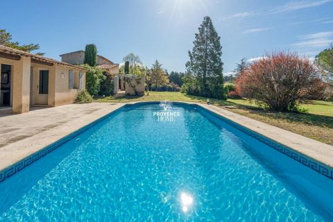Visite virtuelle disponible sur notre site internet. Provence Home, l'agence immobilière du Luberon, vous propose à la vente, à Lourmarin, une maison d'exception d'environ 140 m², érigée dans un cadre bucolique et champêtre sur un terrain de 5400 m²....