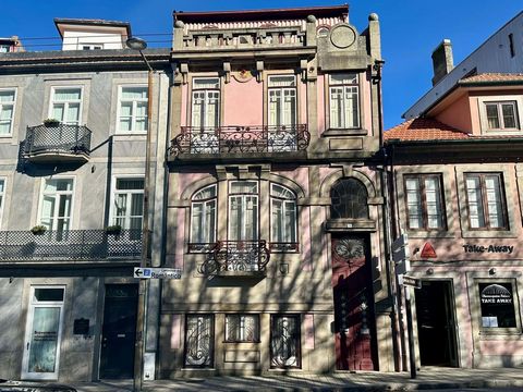 Imposing villa from the beginning of the 20th century, in Art Nouveau style, located in a prime area in the heart of the city of Porto, facing the Jardim do Palácio de Cristal. Furthermore, the house has excellent access, being just 100 meters from t...