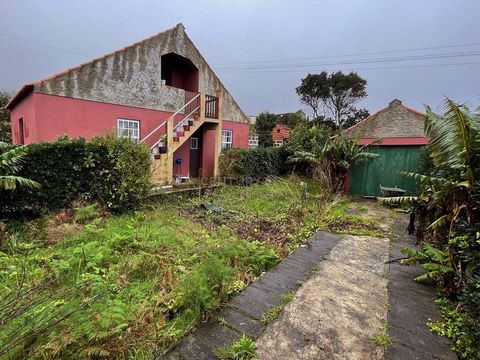 2+1 bedroom villa with garage and backyard in need of some improvement works, in a quiet area, in Caminho das Adegas, Norte Pequeno, parish of Capelo, Faial Island, Azores. Key features: 2-storey villa with garage and backyard. Comprising open living...