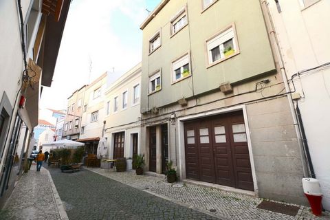 Building in the city center with ground floor for commerce, services or garage and 3 apartments, in a very central location, close to all kinds of services such as schools, restaurants, bar and all kinds of commerce. Well served by transport and very...