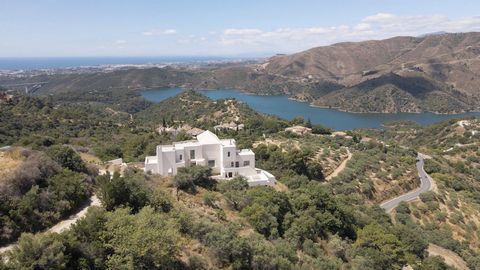 Located in Istán. This luxurious villa is located in the charming town of Istan, Malaga, offering breathtaking mountain views and a tranquil atmosphere. With its prime location on a mountainside, this brand new villa spans over 1,155m², providing amp...