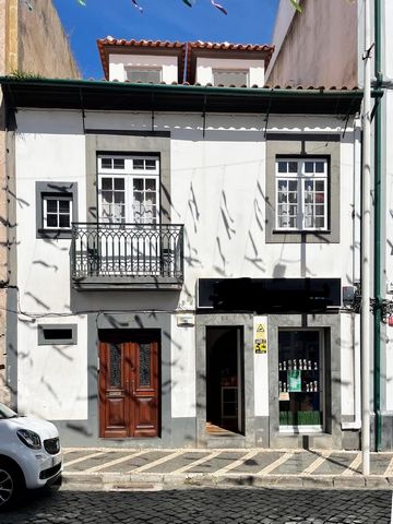 Two-storey urban building for sale consisting of 5 apartments and a commercial space, all leased. Rua de São João nº 100 Angra do Heroísmo. Guaranteed investment property.