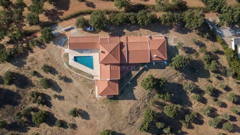 No investment is worth more and will change your quality of life more than buying the home of your dreams! Speaking of dream house, we present a unique property in the Alentejo plain!! The property was built in 2010, on top of a hill, allowing a priv...
