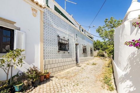 Excellent investment opportunity - Country house in Gralheira, São Brás de Alportel. This spacious house with 280 m2 of covered area and a large plot of 350 m2 has the potential for a total refurbishment. The house has 6 rooms and offers several layo...