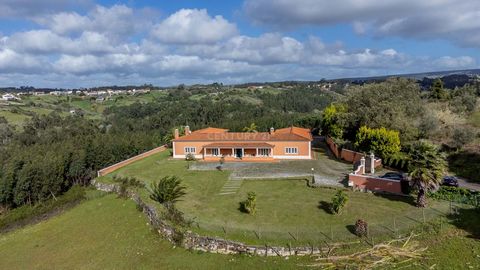 Set on a splendid 3,950m² plot of land is this wonderful luxury single-story villa. In the middle of nature, where silence and privacy prevail, this property stands out for its luxury finishes inspired by traditional Portuguese architecture. With a t...