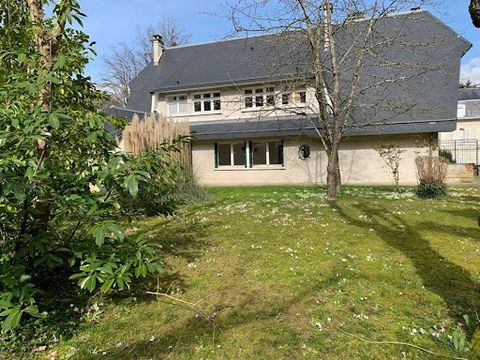 Exceptional. Large family house of 223 m2 built in 1974 located in the best area of Louveciennes, very quiet, on a magnificent flat plot of more than 1,200 m2, eight rooms including five bedrooms. Bright living room overlooking the garden, dining roo...
