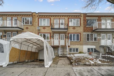Quadruplex very well located in Villeray/Saint-Michel on 24th Avenue opposite Boul. Pie-IX, close to all services and amenities. Composed of 1 X 5 1/2 and 3 X 3 1/2 well maintained over the years. Must see ! Rents: 9019 - $1300.00 as of July 1st 9019...