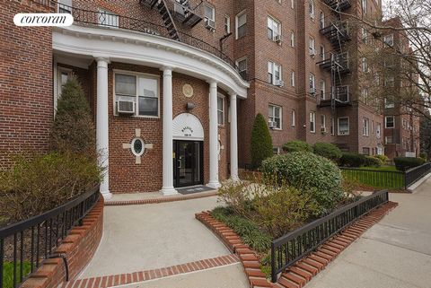 Forest Hills studio gem! A completely gut-renovated studio in the heart of Forest Hills across from the Kennedy building. Upon entry, a well sized foyer separates the large living area from the completely redone kitchen with pantry door. Bathroom has...