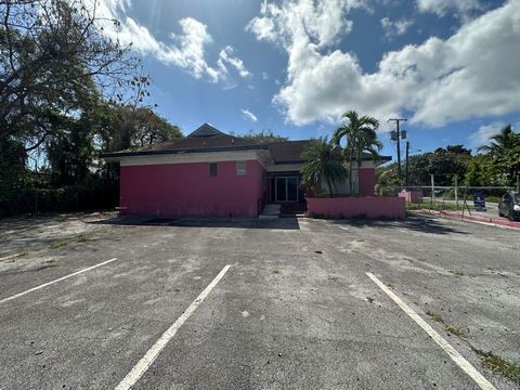 Freetown Lane Commercial Building is a prime commercial property available for investment. The building boasts a paved parking lot for ample parking and is fully fenced for added security. The building is conveniently located just off of Shirley Stre...
