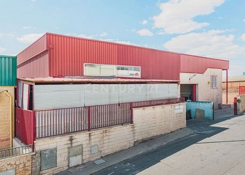 Two industrial warehouses ready to be yours! With a total of 718 m² of construction and a large plot of 978 m², these warehouses offer an ideal space to carry out any industrial or commercial activity you desire. Featured Features: 718 m² of construc...