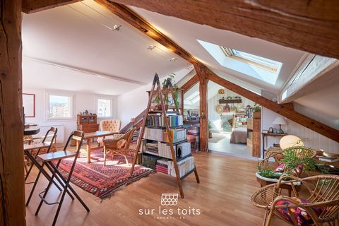 The rooftop agency presents 'Le chineur', a type 2 loft style apartment of 46m2 Carrez and 89m2 on the ground. It is at the gates of the old town that you will discover this charming and atypical apartment with its volumes, with exposed beams, nestle...