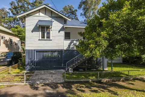 This timber home has been completely renovated after the flood and would make a great investment property. It has a stylish open plan, eat-in well-equipped kitchen with a new stainless steel gas cooktop and dishwasher, also a handy walk-in pantry, Hi...
