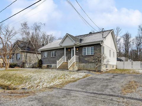 SUPERB! Bungalow with large rooms offering you 2+2 bedrooms among which 3 have a walk-in closet, large bathroom with a therapeutical bathtub and separate glass and ceramic shower, spacious totally finished basement. All on nice 11391 sqft lot fenced ...