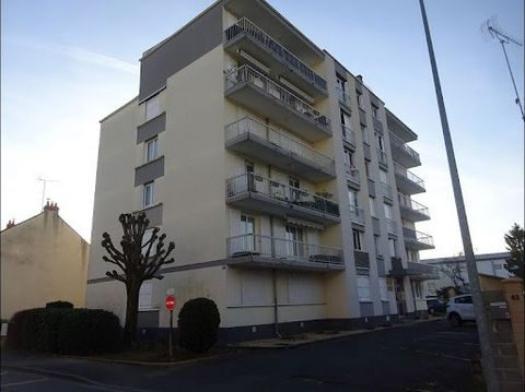 A Châteauroux, proche centre ville, Thierry LAGACHE vous propose cet agréable appartement type 2 à rafraichir au sein d'une petite résidence au 3 -ème étage avec ascenseur et un parking privé. Il est composé d'un dégagement avec rangement, d'une pièc...