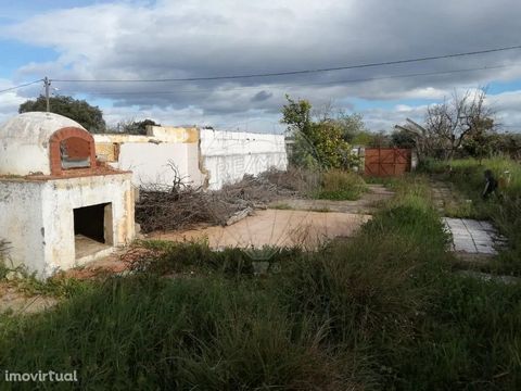 Urban Land for Construction, in Escalos de Cima. Urban land with 700 m2, for urban construction, fully walled. Possibility of building your villa, and also contemplating a generous patio, where you can also build your swimming pool, or other faciliti...