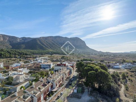 A lovely south-facing duplex penthouse apartment nestled within the prestigious Los Porches del Montgo complex in the charming village of Jesus Pobre. Boasting unparalleled views of the park and the picturesque valleys and mountains beyond, this prop...