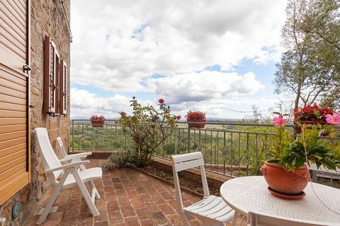 Located in Sorano, this provencial 3-bedroom holiday home is perfect for couples on romantic getaway or a small group. This countryside home also has a balcony which overlooks the picturesque town.In the vicinity, you can explore the towns of Sorano ...