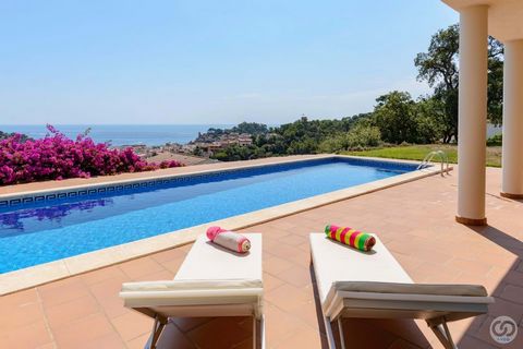 Discover your new home in Tossa de Mar! This spectacular house offers panoramic views of the sea, the charming village and the iconic Tossa Castle. Its large windows capture the beauty of the surroundings, inviting you to enjoy the tranquility from t...