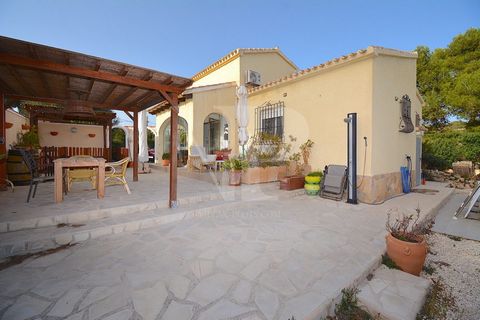 Villa located in a very quiet area very close to the Granadella Beach, on a plot of 916 m2 completely flat is this villa of 100 m2 on one floor. On entering the property we have a covered glazed porch that leads to the living-dining room with firepla...