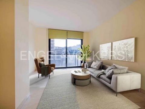Renovated Apartment in the Eixample of Girona Located in the prestigious heart of the Eixample of Girona and in front of the train station, this 140m2 apartment on the third floor represents an exceptional opportunity in one of the most sought-after ...
