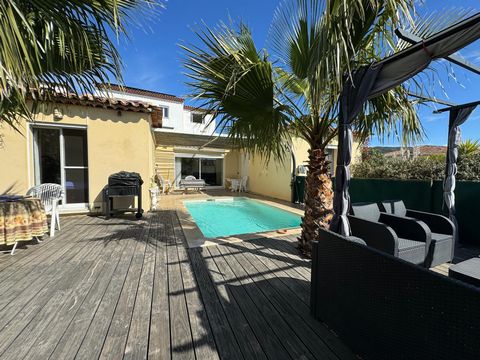 Maison contemporaine de 100m2, construite en 2018, dans un cadre paisible de Sainte-Maxime. Cette Villa offre de plain-pied, un hall d'entrée avec WC invité, un séjour spacieux et lumineux donnant sur terrasse et piscine, d'une cuisine équipée, d'une...
