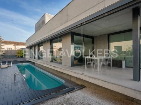 This unique property located in Porqueres is a modern gem that stands out for its distinctive features. With a contemporary and elegant design, this residence offers a luxurious and sustainable living experience. The property features a pool that not...