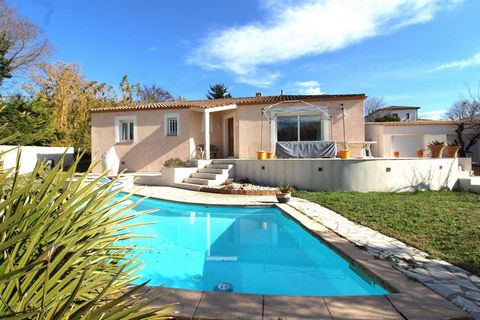 Located in MUS, 25 minutes from NIMES and 30 minutes from MONTPELLIER, 500m from schools, 5 minutes from shops. At the end of a cul-de-sac, this pretty villa of approximately 100 m2 of living space benefits from a calm and unique environment. The 875...