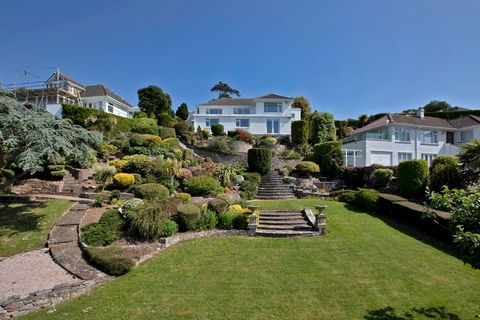 INTRODUCTON Rock Edge is a fabulous detached three bedroom residence with outstanding views across Torbay which really must be seen to be fully appreciated.  The property occupies an enviable position within one of Torbay's most sought after location...