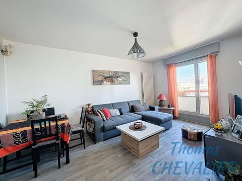 Thomas CHEVALIER presents this very charming two-room apartment located on the 4th floor WITH elevator, in the heart of the Alsatian Village, in a quiet and secure setting. This apartment combines charm and practicality for a dynamic, comfortable urb...