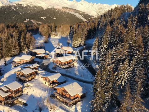 In a highly sought-after area of Les Arcs, away from the resort but still very close to the ski area and shops. School transport to collège and lycée. South-facing terrace and garden. This modern chalet built in 2014, with stunning views, comprises 3...