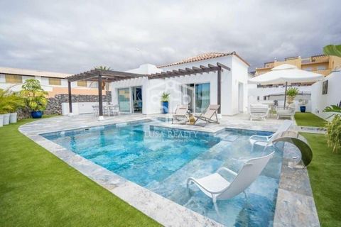 Villa de 5 chambres - Playa Paraíso. Plongez dans le luxe côtier avec cette superbe villa de deux étages avec piscine privée, à quelques pas de la mer à Playa Paraiso, Costa Adeje. Soigneusement rénovée et meublée avec un goût raffiné, cette propriét...