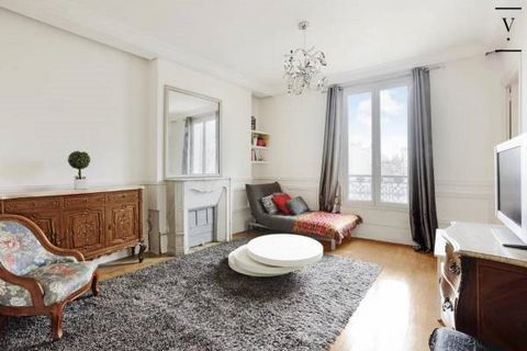 Ideally located in the Batignolles district, the Villaret real estate agency offers for sale this charming 3-room apartment nestled on the 4th floor of a beautiful Haussmannian building, for a Carrez area of 43.02m². It comprises, an entrance leading...