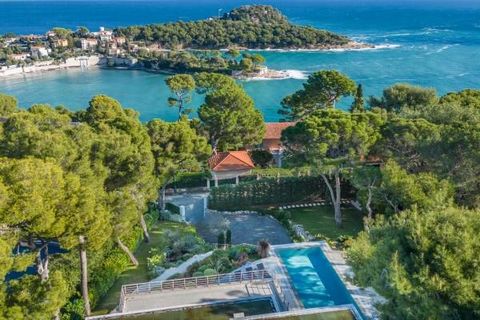 We are pleased to present to you this exceptional property, a magnificent villa located on the east side of Cap Ferrat. With a plot of land of 1,473 m² and a living area of ??approximately 350m², it consists of 4 en-suite bedrooms with bathrooms and ...