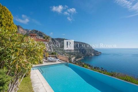 Lovely 222 m² villa with 1548 m² of land and panoramic sea views. This property with heated infinity pool facing the sea, on two levels, with independent apartment comprises: Upper level: Entrance, kitchen, living/dining room with fireplace, bedroom,...