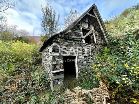 800m from a 4x4 track in one of the most beautiful villages in Ariège, 30 minutes from Saint Girons, discover this beautiful barn built in lauze. It is located on plots of 32,080 m2 very well oriented at an altitude of 977 m. The forest is mainly mad...