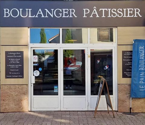 Le Cabinet de Lattre vous propose cette boulangerie-pâtisserie à Puy-Guillaume, située en plein coeur de la commune, sur l'artère principale, proche de tous les commerces, commodités et parkings. Le fonds de commerce s'étend sur 208 m2 comprenant not...