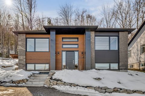 Wow Stoneham! Magnificent bright house built in 2017, come and see this real turnkey with its 3 bedrooms, possibility of a fourth, 2 full bathrooms with ceramic shower, independent laundry room, superb open air ground floor, all on a lot with no rear...