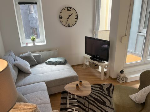 This accommodation is the perfect address for all visitors to the city who like to live centrally with many shops and restaurants in the immediate vicinity, an underground station on the doorstep and still want to have it quiet and cosy. The flat is ...
