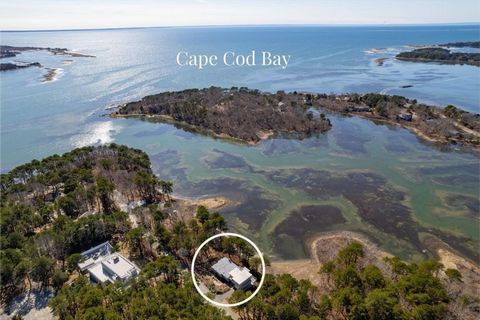 Wellfleet Marsh Front! In a quiet neighborhood on the way to Lieutenant Island sits this dreamy house with the soul of an artist. The views are captivating. When the tide is low, a parade of glorious seabirds will entertain you for hours. At highwate...