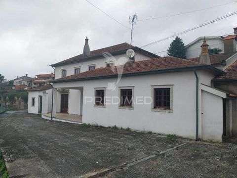 New Entry! Excellent opportunity 2 minutes from the center of Águeda. It accepts exchange for an apartment or house of lower value. Single storey house with annexes, inserted in a corner plot with 1,192m². - House with outdoor space with 2 automatic ...
