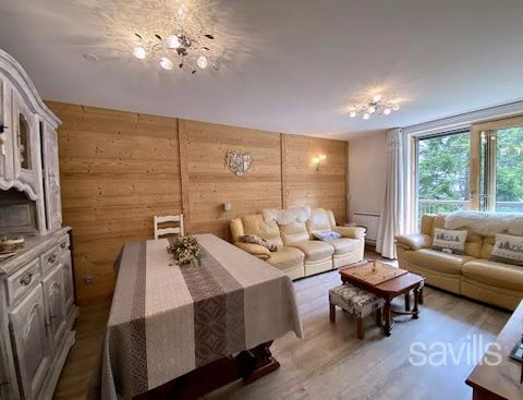 Located in a completely renovated condominium in Courchevel Village, close to the Aquamotion, the resort center and 100 meters from the slopes, this walk-through flat measuring 82.92 m2 (Carrez law) comprises a living room opening onto a balcony, a f...